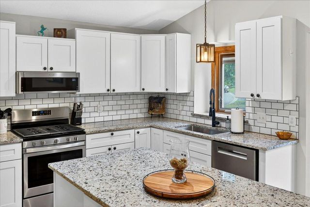 1222 Saddlebrook Lane, Woodbury, MN 55125