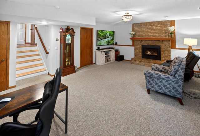 1222 Saddlebrook Lane, Woodbury, MN 55125