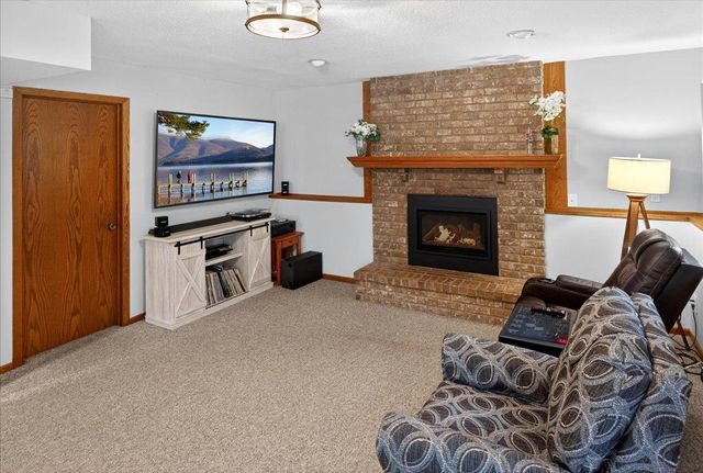 1222 Saddlebrook Lane, Woodbury, MN 55125