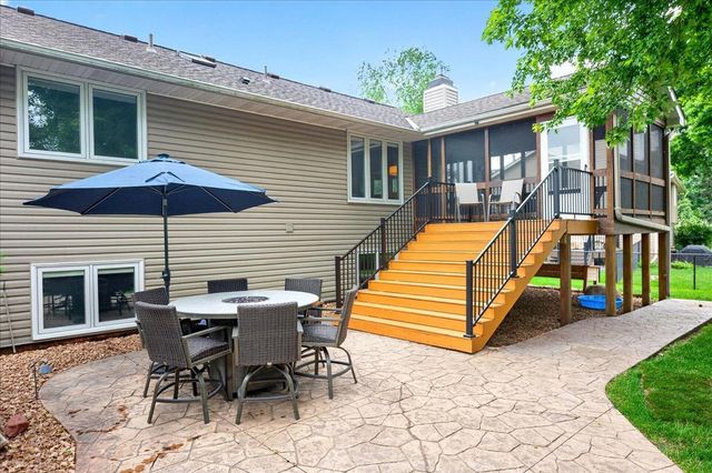 1222 Saddlebrook Lane, Woodbury, MN 55125