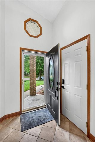 1222 Saddlebrook Lane, Woodbury, MN 55125