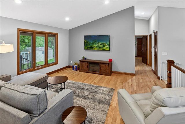 1222 Saddlebrook Lane, Woodbury, MN 55125