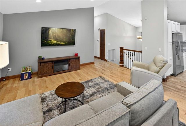 1222 Saddlebrook Lane, Woodbury, MN 55125
