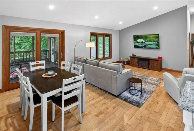 1222 Saddlebrook Lane, Woodbury, MN 55125