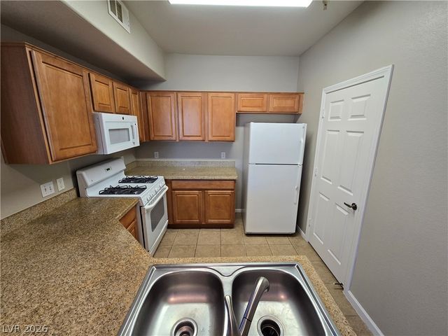 5855 VALLEY Drive 2076, North Las Vegas, NV 89031