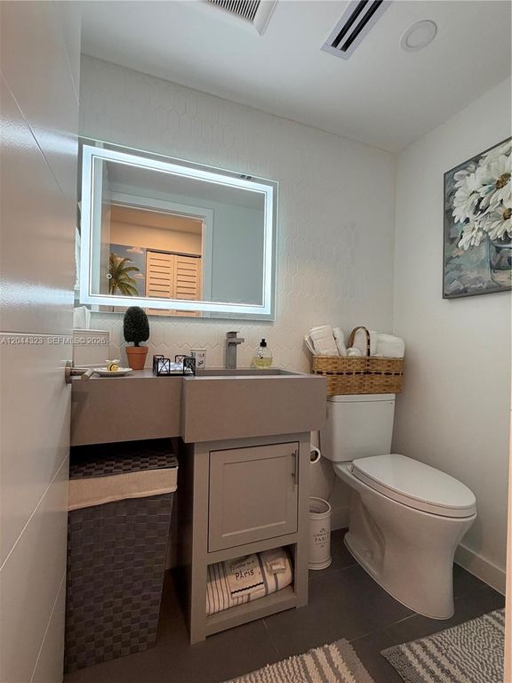 Image 12 of property listing at 2503 Antigua Ter F2, Coconut Creek, FL 33066
