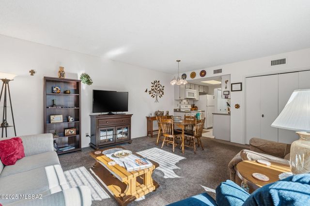 230 N Camino Del Vate, Green Valley, AZ 85614