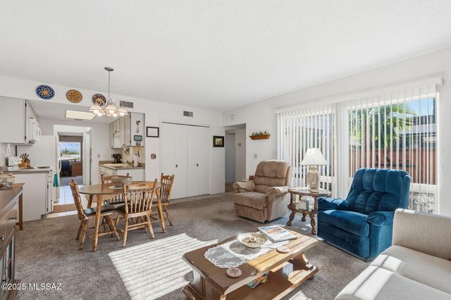 230 N Camino Del Vate, Green Valley, AZ 85614