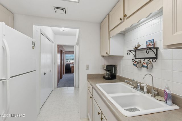 230 N Camino Del Vate, Green Valley, AZ 85614