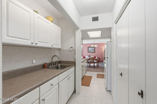 230 N Camino Del Vate, Green Valley, AZ 85614