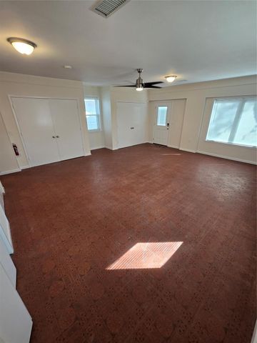 108 Van Winkle Street, Lake Jackson, TX 77566