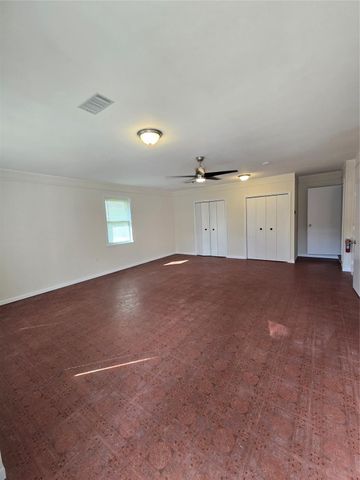 108 Van Winkle Street, Lake Jackson, TX 77566