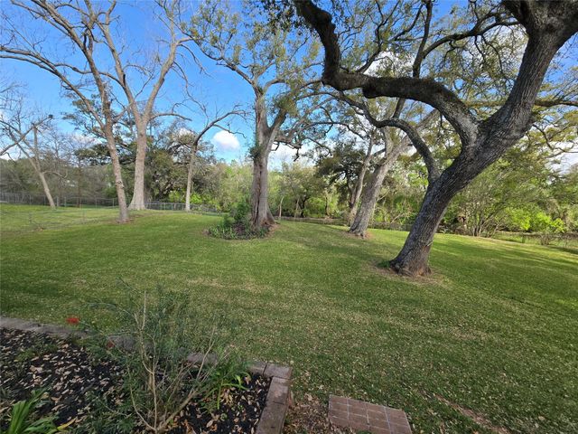 108 Van Winkle Street, Lake Jackson, TX 77566