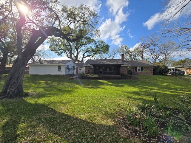 108 Van Winkle Street, Lake Jackson, TX 77566