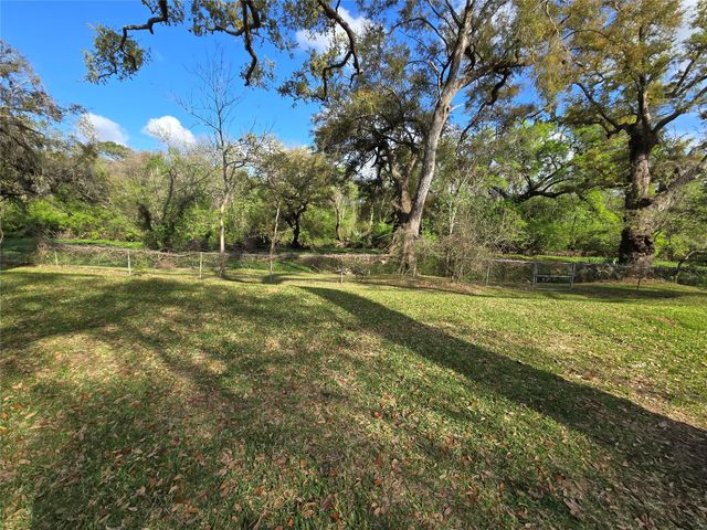 108 Van Winkle Street, Lake Jackson, TX 77566