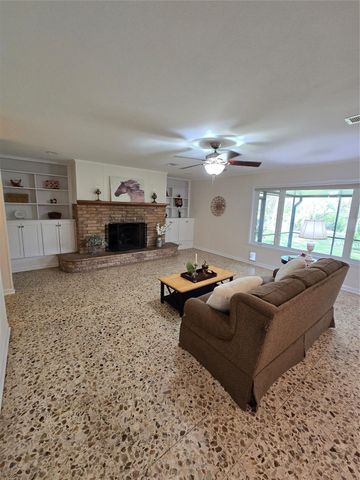 108 Van Winkle Street, Lake Jackson, TX 77566