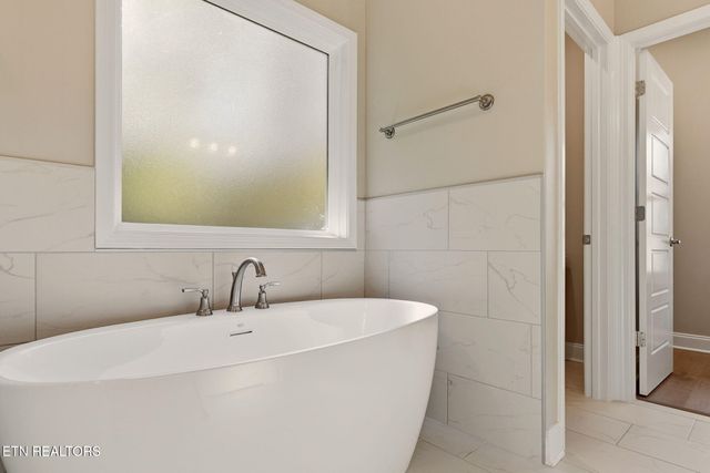 1805 Green Meadows Lane, Lenoir City, TN 37771