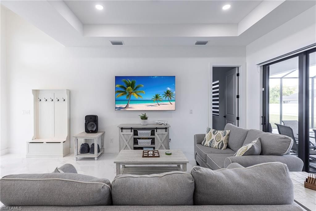 Image 5 of property listing at 1005 NE 9th TER, Cape Coral, FL 33909