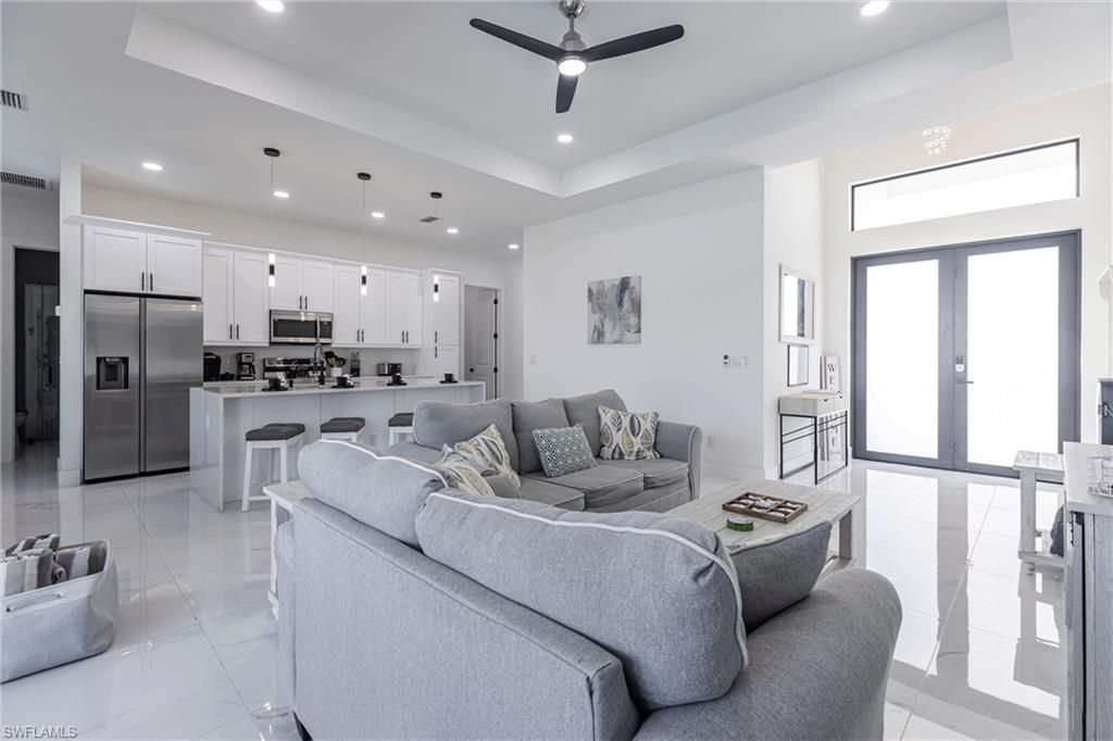 Image 6 of property listing at 1005 NE 9th TER, Cape Coral, FL 33909