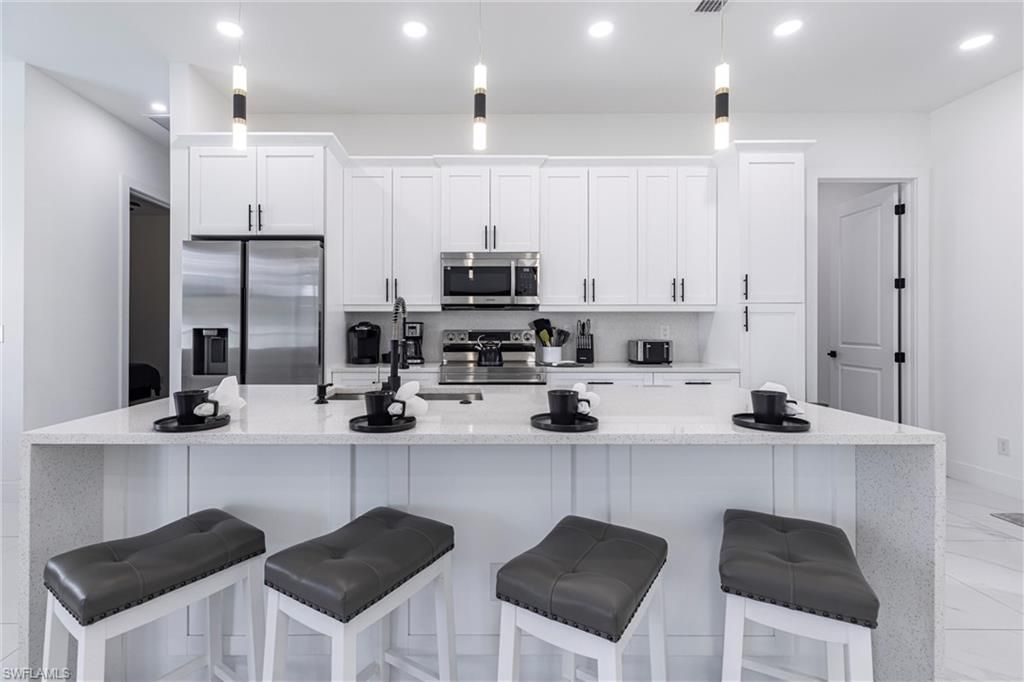 Image 7 of property listing at 1005 NE 9th TER, Cape Coral, FL 33909