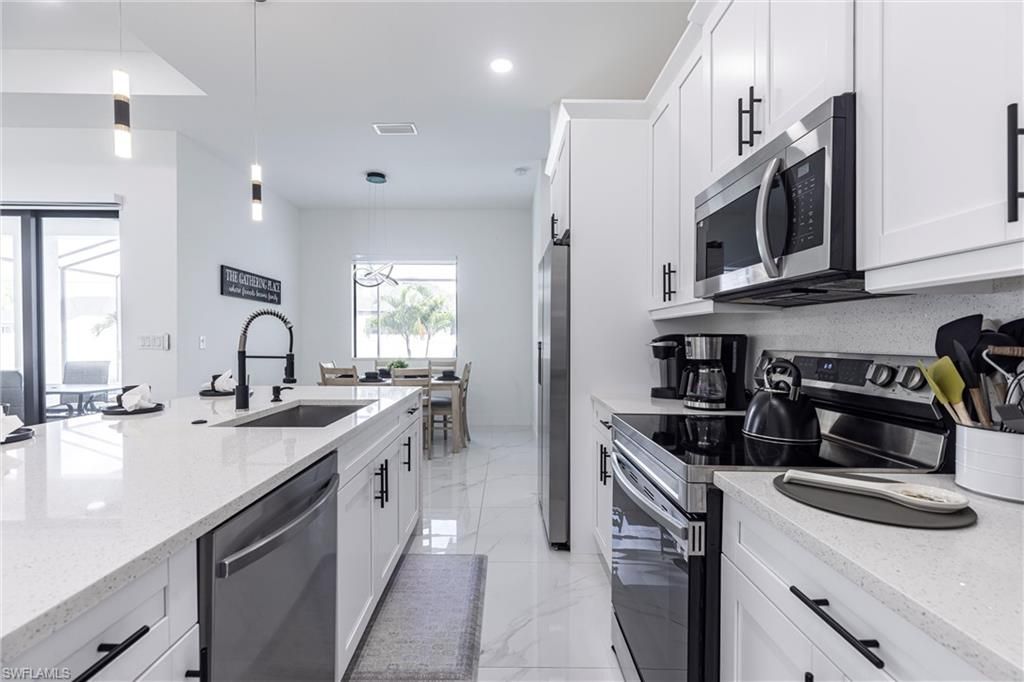 Image 8 of property listing at 1005 NE 9th TER, Cape Coral, FL 33909