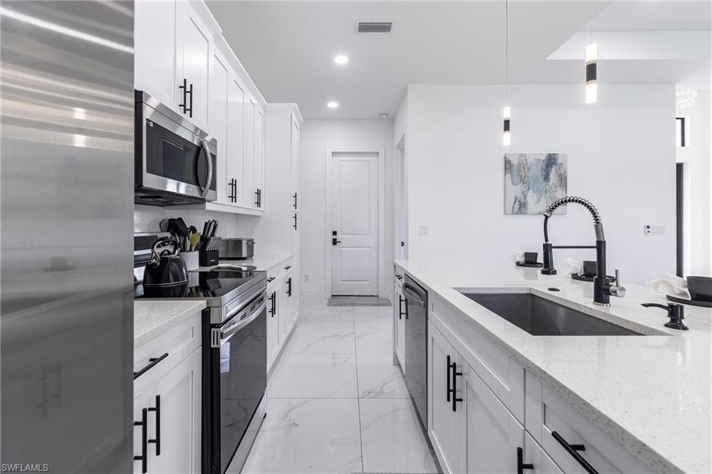 Image 9 of property listing at 1005 NE 9th TER, Cape Coral, FL 33909