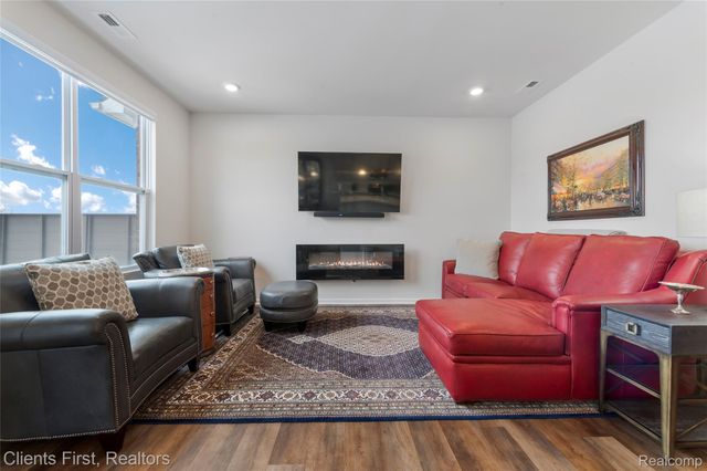 8689 Grove Street, Washington Township, MI 48094