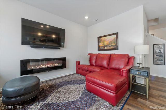 8689 Grove Street, Washington Township, MI 48094