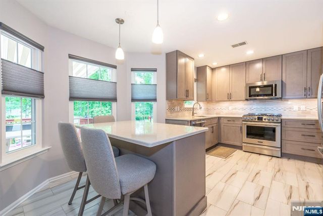11 Burnham Drive, Pequannock Township, NJ 07444