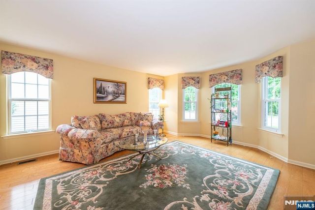 11 Burnham Drive, Pequannock Township, NJ 07444
