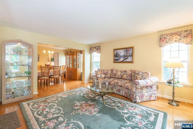 11 Burnham Drive, Pequannock Township, NJ 07444