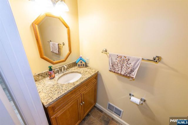 11 Burnham Drive, Pequannock Township, NJ 07444