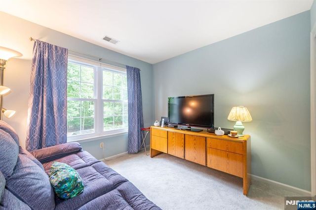 11 Burnham Drive, Pequannock Township, NJ 07444