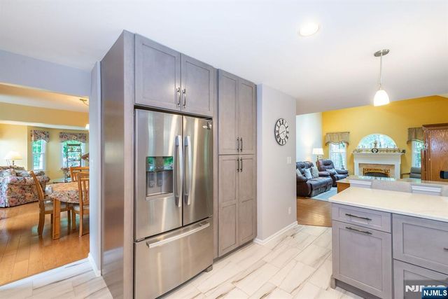 11 Burnham Drive, Pequannock Township, NJ 07444