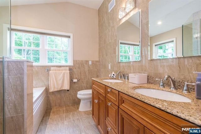 11 Burnham Drive, Pequannock Township, NJ 07444