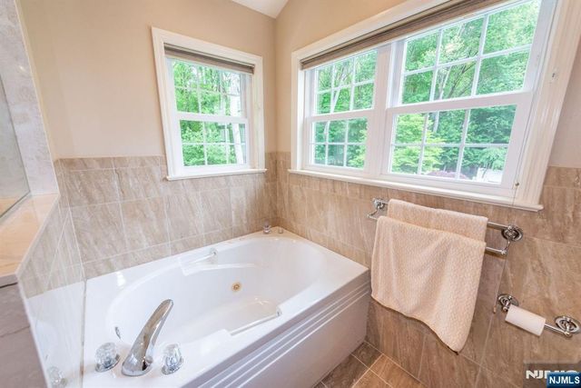 11 Burnham Drive, Pequannock Township, NJ 07444