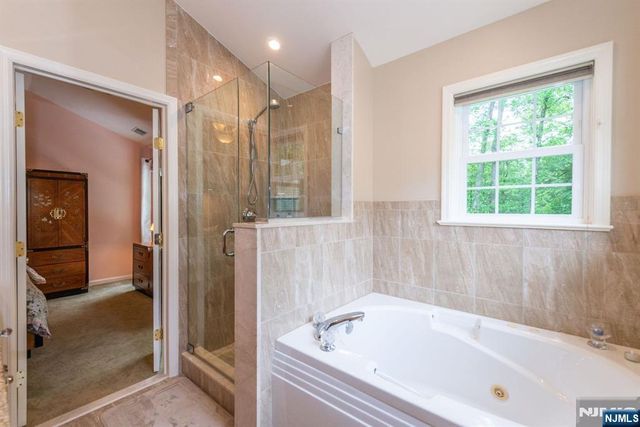 11 Burnham Drive, Pequannock Township, NJ 07444
