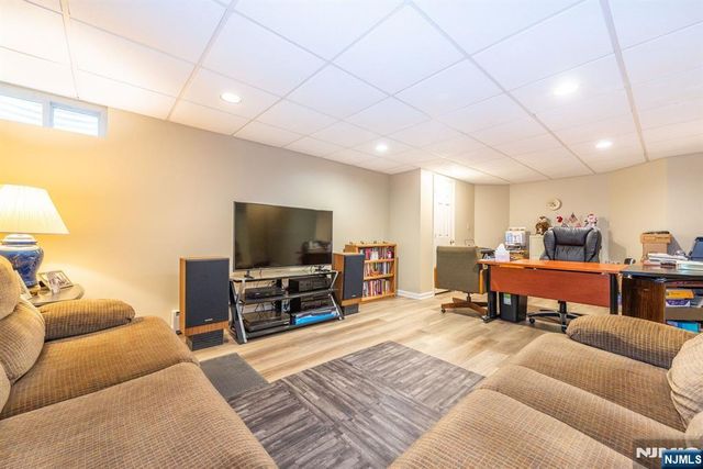 11 Burnham Drive, Pequannock Township, NJ 07444