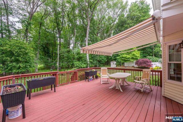 11 Burnham Drive, Pequannock Township, NJ 07444