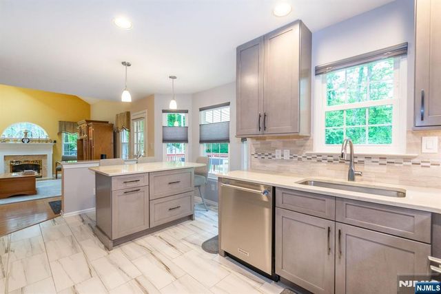 11 Burnham Drive, Pequannock Township, NJ 07444