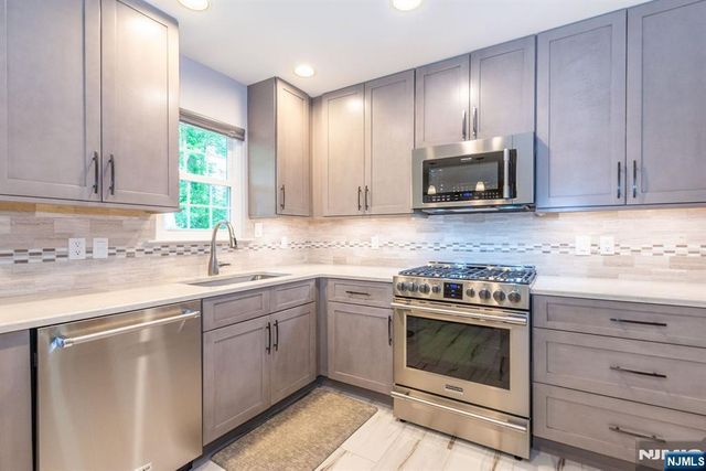 11 Burnham Drive, Pequannock Township, NJ 07444
