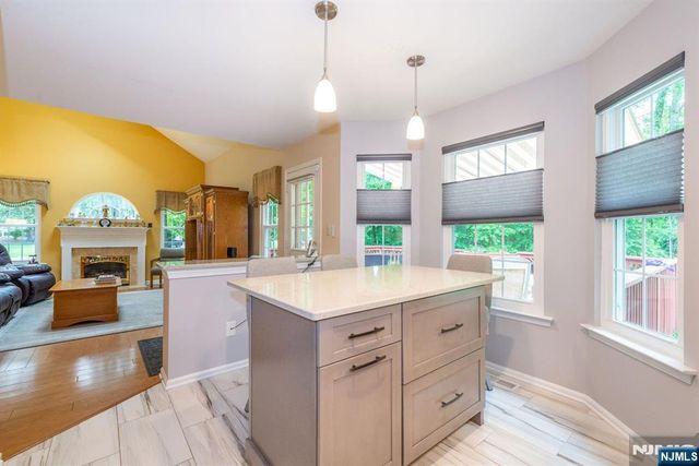 11 Burnham Drive, Pequannock Township, NJ 07444