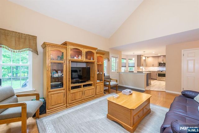 11 Burnham Drive, Pequannock Township, NJ 07444