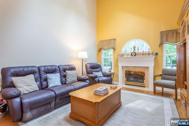 11 Burnham Drive, Pequannock Township, NJ 07444