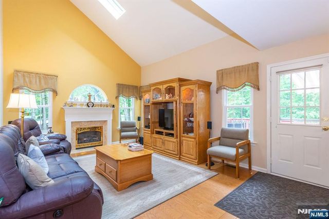 11 Burnham Drive, Pequannock Township, NJ 07444