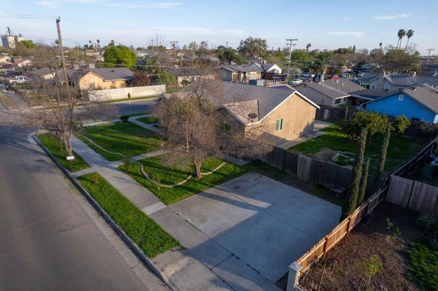 707 W Sonora Avenue, Tulare, CA 93274