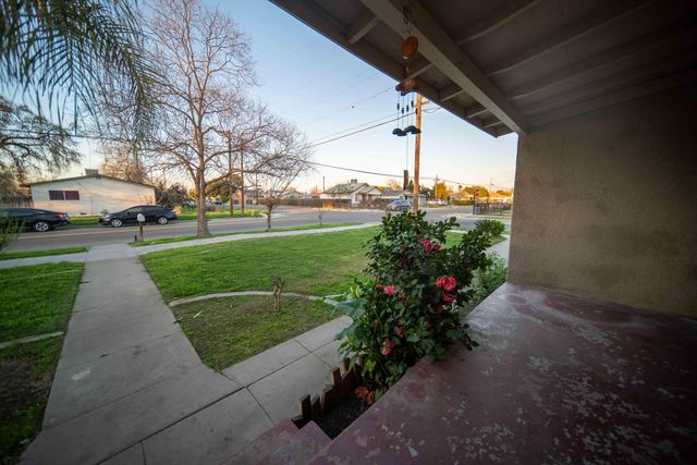 707 W Sonora Avenue, Tulare, CA 93274