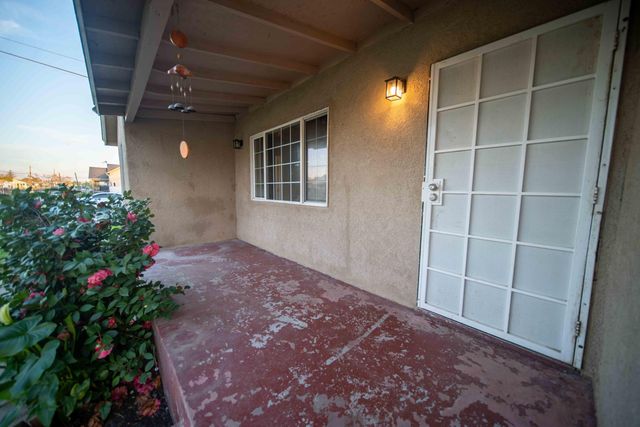 707 W Sonora Avenue, Tulare, CA 93274