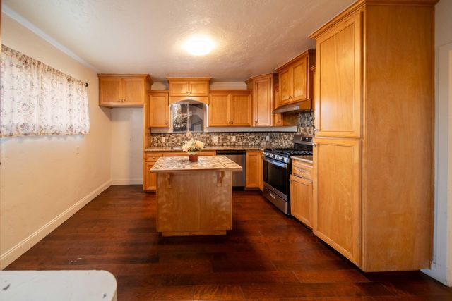 707 W Sonora Avenue, Tulare, CA 93274