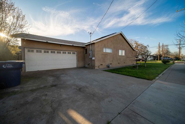 707 W Sonora Avenue, Tulare, CA 93274